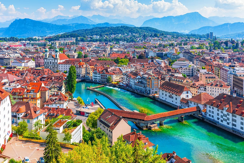 Grande ville avec un pont est une rivière