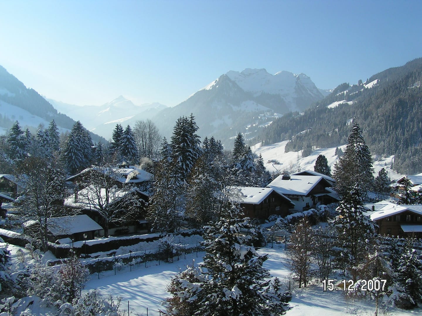 chalets dans un village suisse, sous la neige